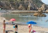 Izado de banderas de calidad en la playa de Cala Cortina de Cartagena.