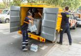 Reparto de agua en los colegios electorales para mitigar el calor