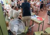 Reparto de agua en los colegios electorales para mitigar el calor