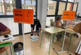Reparto de agua en los colegios electorales para mitigar el calor