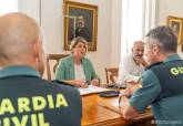 Foto de archivo de reunión de la alcaldesa y concejales del Ayuntamiento de Cartagena con la Guardia Civil por la situación de la Casa Cuartel