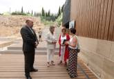 La alcaldesa Noelia Arroyo recibió a la coordinadora de la guía Lucrezia Ungaro en el Foro Romano de Cartagena