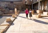 La alcaldesa de Cartagena y la consejera de Cultura han visitado la excavación del pórtico del Teatro Romano de Cartagena