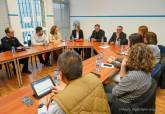 La alcaldesa rene a vecinos y a la ONG encargada del dispositivo de emergencia humanitaria en el campamento del Hospital Naval
