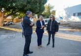 La alcaldesa rene a vecinos y a la ONG encargada del dispositivo de emergencia humanitaria en el campamento del Hospital Naval