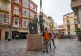 Retirada de un pequeño nazareno del monumento al Procesionista de Cartagena para reparar su fijación.