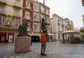 Retirada de un pequeño nazareno del monumento al Procesionista de Cartagena para reparar su fijación.