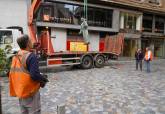 Retirada de un pequeño nazareno del monumento al Procesionista de Cartagena para reparar su fijación.