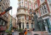 Retirada de un pequeño nazareno del monumento al Procesionista de Cartagena para reparar su fijación.