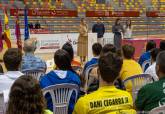 La alcaldesa entrega las becas a deportistas de alto inters municipal en el Palacio de Deportes