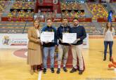 La alcaldesa entrega las becas a deportistas de alto inters municipal en el Palacio de Deportes