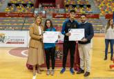 La alcaldesa entrega las becas a deportistas de alto interés municipal en el Palacio de Deportes