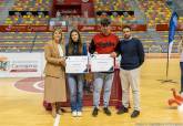 La alcaldesa entrega las becas a deportistas de alto interés municipal en el Palacio de Deportes