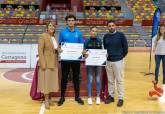 La alcaldesa entrega las becas a deportistas de alto interés municipal en el Palacio de Deportes