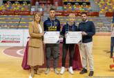 La alcaldesa entrega las becas a deportistas de alto interés municipal en el Palacio de Deportes