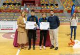 La alcaldesa entrega las becas a deportistas de alto interés municipal en el Palacio de Deportes