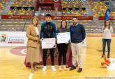 La alcaldesa entrega las becas a deportistas de alto inters municipal en el Palacio de Deportes