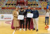 La alcaldesa entrega las becas a deportistas de alto inters municipal en el Palacio de Deportes