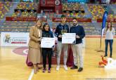 La alcaldesa entrega las becas a deportistas de alto interés municipal en el Palacio de Deportes