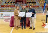 La alcaldesa entrega las becas a deportistas de alto inters municipal en el Palacio de Deportes