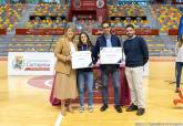 La alcaldesa entrega las becas a deportistas de alto interés municipal en el Palacio de Deportes