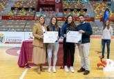 La alcaldesa entrega las becas a deportistas de alto inters municipal en el Palacio de Deportes