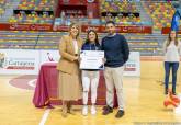 La alcaldesa entrega las becas a deportistas de alto inters municipal en el Palacio de Deportes