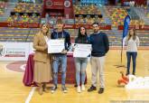 La alcaldesa entrega las becas a deportistas de alto inters municipal en el Palacio de Deportes