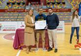 La alcaldesa entrega las becas a deportistas de alto inters municipal en el Palacio de Deportes