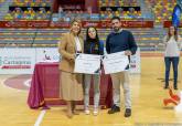 La alcaldesa entrega las becas a deportistas de alto inters municipal en el Palacio de Deportes