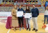 La alcaldesa entrega las becas a deportistas de alto interés municipal en el Palacio de Deportes