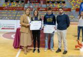 La alcaldesa entrega las becas a deportistas de alto interés municipal en el Palacio de Deportes