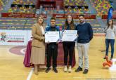 La alcaldesa entrega las becas a deportistas de alto interés municipal en el Palacio de Deportes