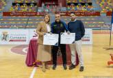 La alcaldesa entrega las becas a deportistas de alto inters municipal en el Palacio de Deportes