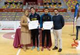 La alcaldesa entrega las becas a deportistas de alto inters municipal en el Palacio de Deportes