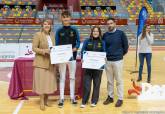 La alcaldesa entrega las becas a deportistas de alto inters municipal en el Palacio de Deportes