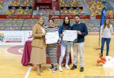 La alcaldesa entrega las becas a deportistas de alto interés municipal en el Palacio de Deportes