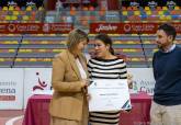 La alcaldesa entrega las becas a deportistas de alto inters municipal en el Palacio de Deportes