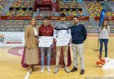 La alcaldesa entrega las becas a deportistas de alto inters municipal en el Palacio de Deportes