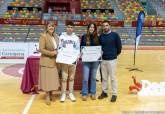 La alcaldesa entrega las becas a deportistas de alto inters municipal en el Palacio de Deportes