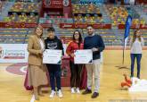 La alcaldesa entrega las becas a deportistas de alto inters municipal en el Palacio de Deportes