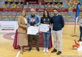 La alcaldesa entrega las becas a deportistas de alto inters municipal en el Palacio de Deportes