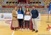 La alcaldesa entrega las becas a deportistas de alto interés municipal en el Palacio de Deportes