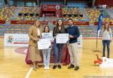 La alcaldesa entrega las becas a deportistas de alto inters municipal en el Palacio de Deportes