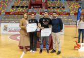 La alcaldesa entrega las becas a deportistas de alto inters municipal en el Palacio de Deportes