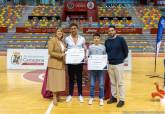 La alcaldesa entrega las becas a deportistas de alto inters municipal en el Palacio de Deportes