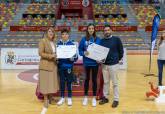 La alcaldesa entrega las becas a deportistas de alto inters municipal en el Palacio de Deportes