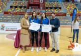 La alcaldesa entrega las becas a deportistas de alto inters municipal en el Palacio de Deportes