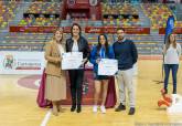 La alcaldesa entrega las becas a deportistas de alto interés municipal en el Palacio de Deportes