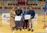 La alcaldesa entrega las becas a deportistas de alto inters municipal en el Palacio de Deportes